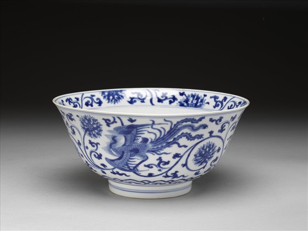 青花纏枝番蓮鳳凰碗