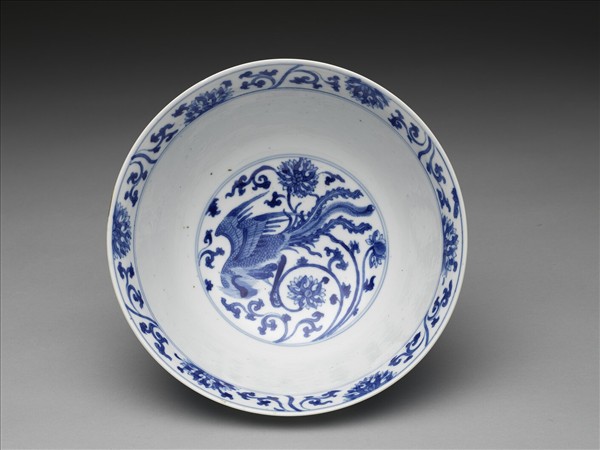 青花纏枝番蓮鳳凰碗