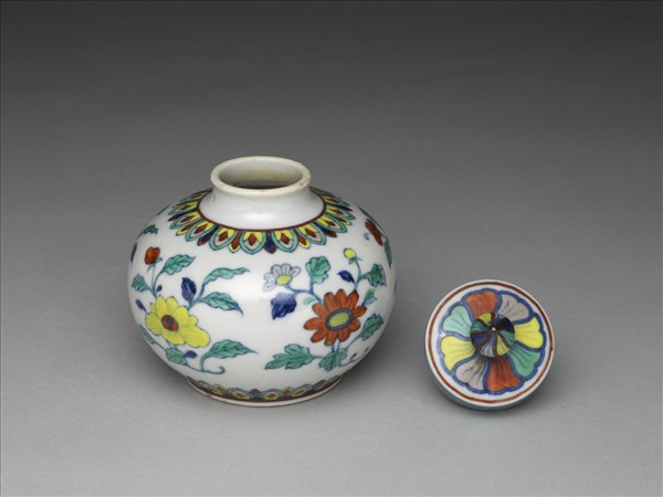 鬥彩花卉蓋罐