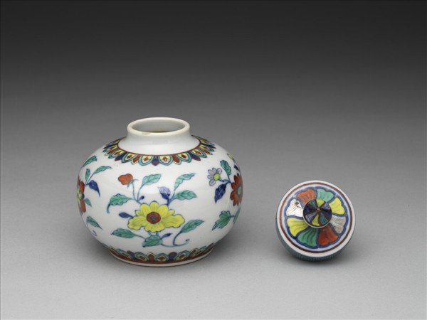 鬥彩花卉蓋罐
