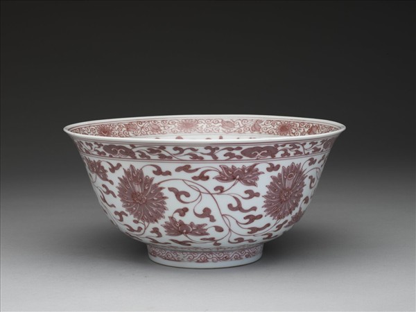 釉裡紅轉枝番蓮紋碗