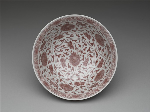 釉裡紅轉枝番蓮紋碗