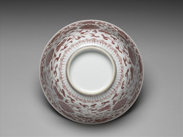釉裡紅轉枝番蓮紋碗