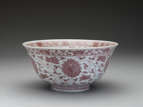 釉裡紅轉枝番蓮紋碗