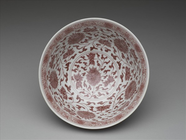 釉裡紅轉枝番蓮紋碗