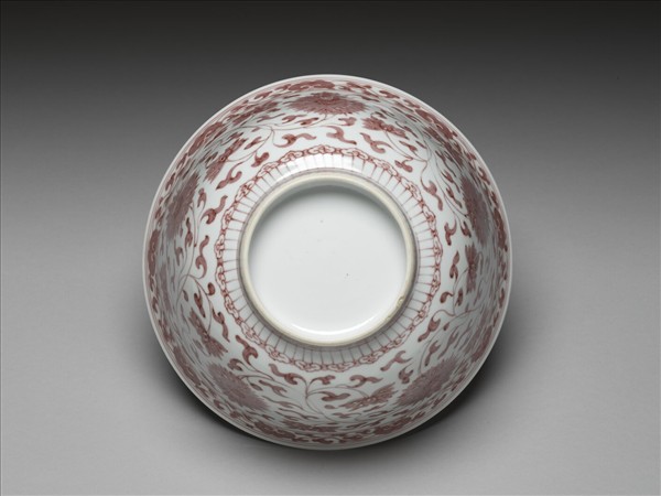 釉裡紅轉枝番蓮紋碗