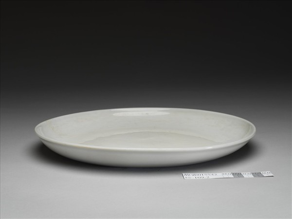 甜白釉劃花轉枝番蓮紋梵文盤