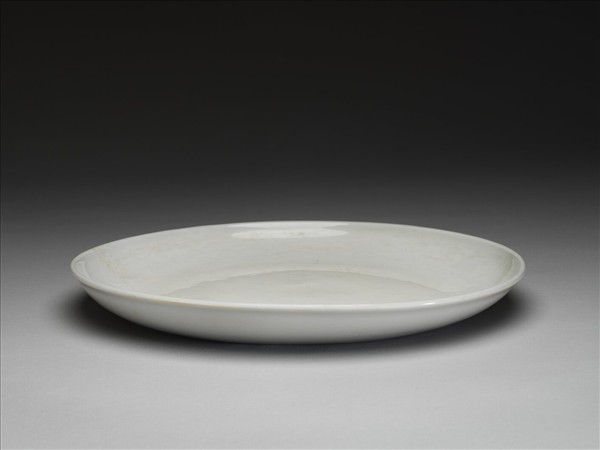 甜白釉劃花轉枝番蓮紋梵文盤