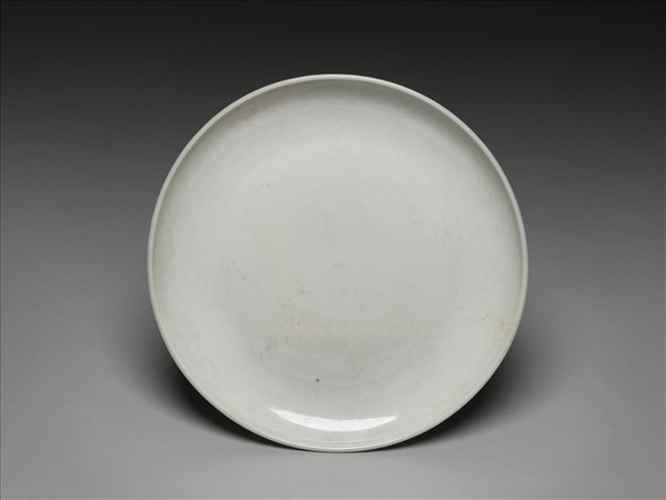 甜白釉劃花轉枝番蓮紋梵文盤