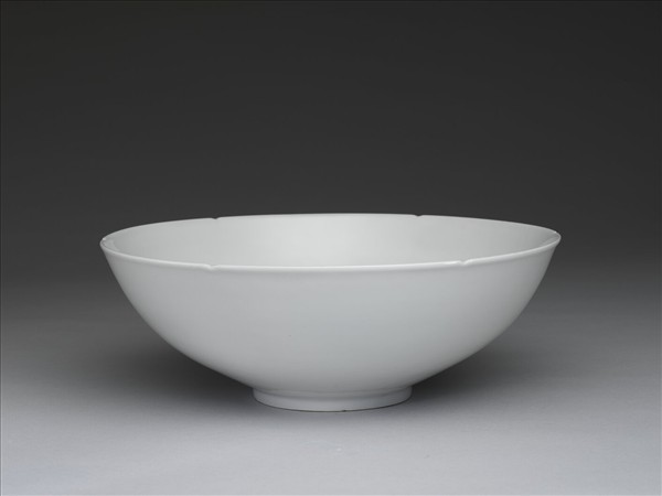 甜白釉葵瓣口碗