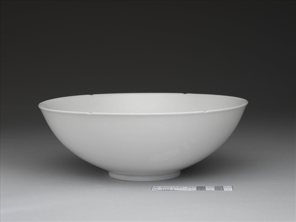 甜白釉葵瓣口碗