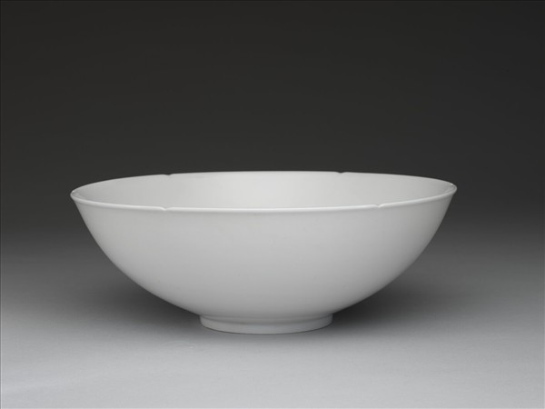 甜白釉葵瓣口碗