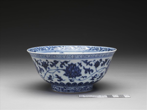 青花轉枝蓮紋碗