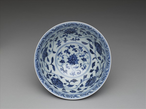 青花轉枝蓮紋碗