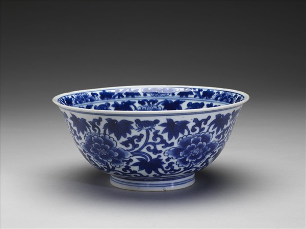 青花牡丹碗