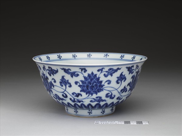 青花番蓮碗