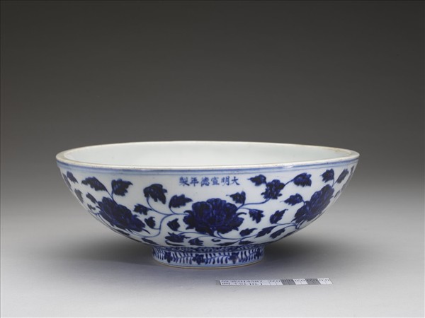 青花牡丹紋碗