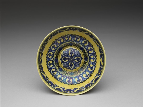 官窯 黃釉青花花卉淺碗