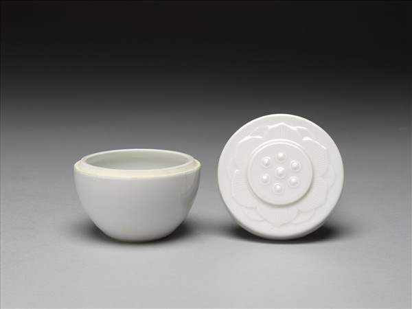 白瓷蓮蓬式盒