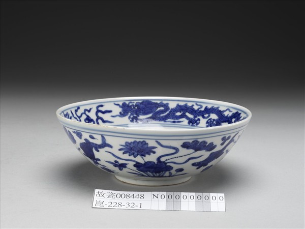 青花蓮塘游魚紋碗