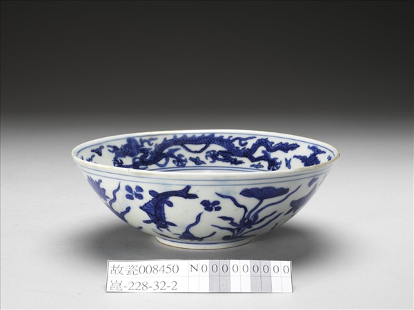 青花蓮塘游魚紋碗