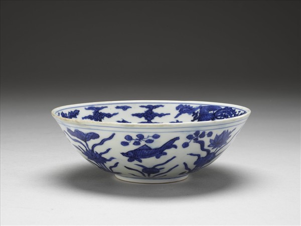 青花蓮塘游魚紋碗