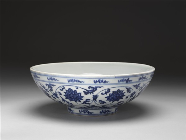 青花番蓮紋碗