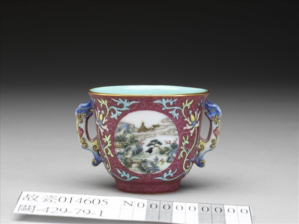 紅地琺瑯彩開光山水雙耳杯
