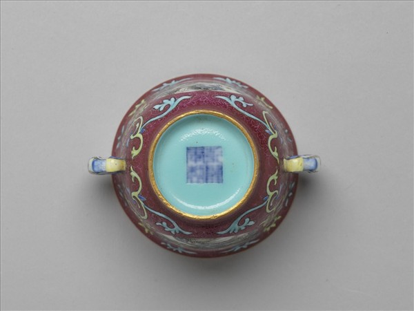 紅地琺瑯彩開光山水雙耳杯