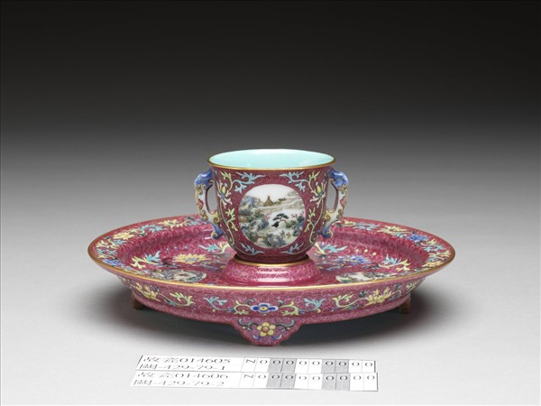 紅地琺瑯彩開光山水雙耳杯