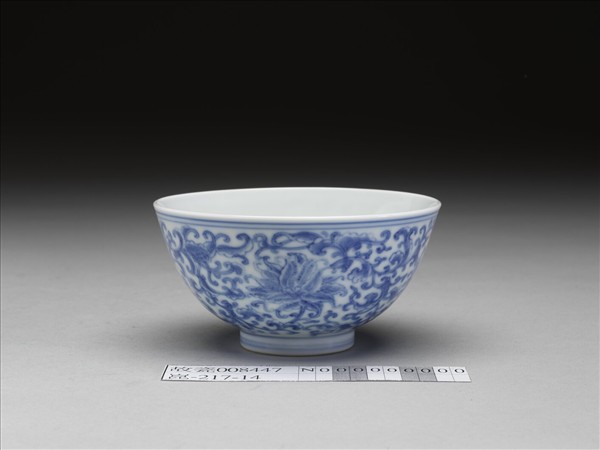 青花纏枝番蓮紋碗