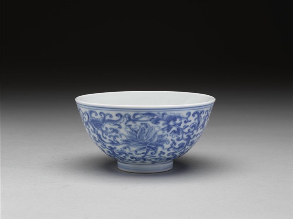 青花纏枝番蓮紋碗