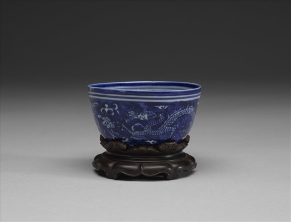 霽青釉靈芝龍紋杯