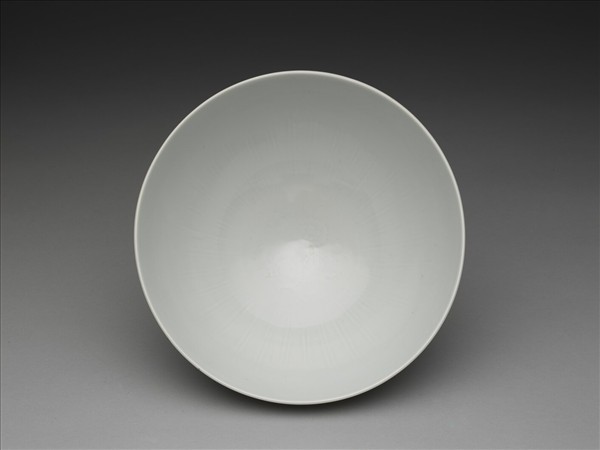 白瓷劃花花卉紋碗