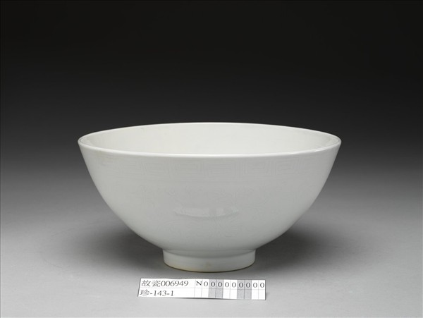 白瓷劃花花卉紋碗