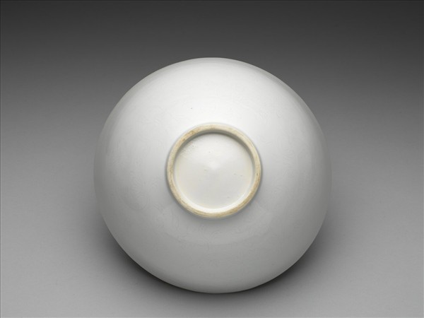 白瓷劃花花卉紋碗