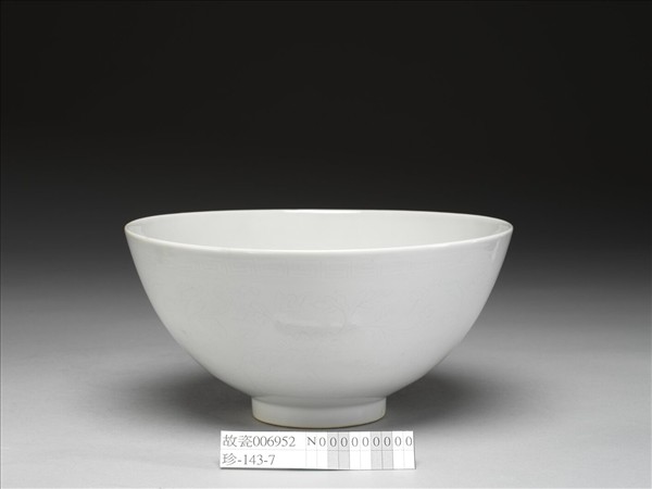 白瓷劃花花卉紋碗