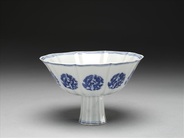 青花團龍鳳紋牡丹花式高足碗