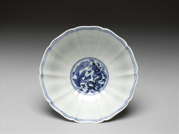 青花團龍鳳紋牡丹花式高足碗