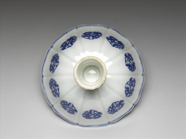 青花團龍鳳紋牡丹花式高足碗