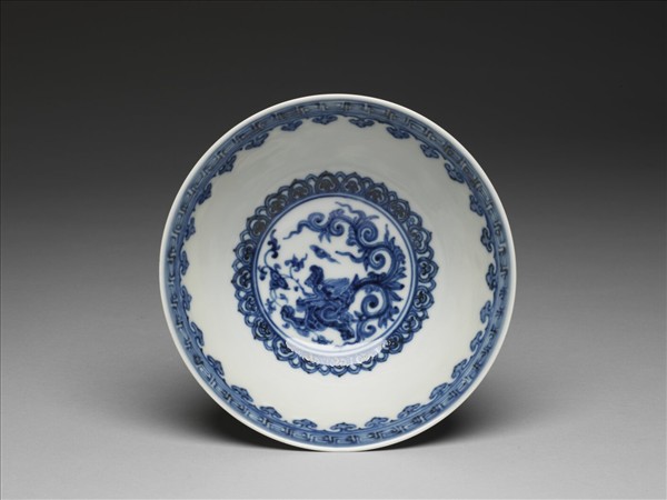 青花夔龍紋高足碗