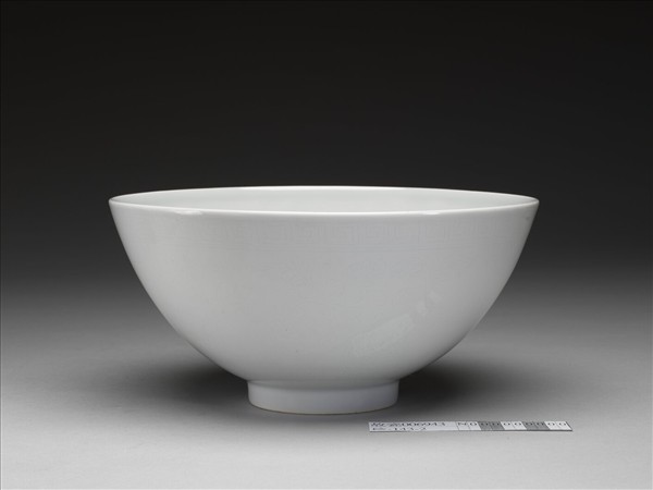 白瓷劃花花卉紋碗