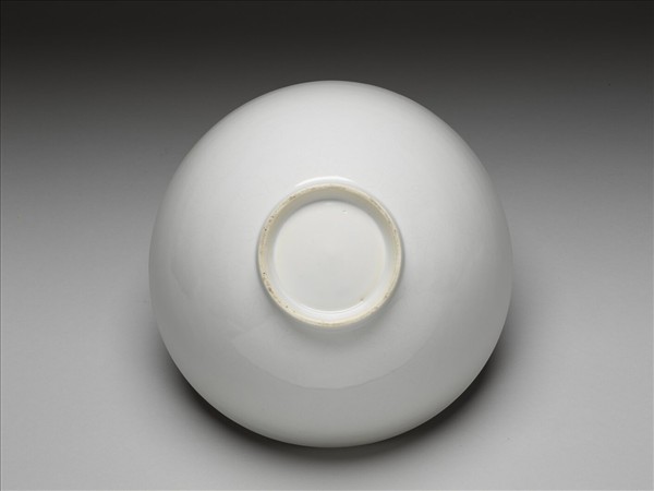 白瓷劃花花卉紋碗