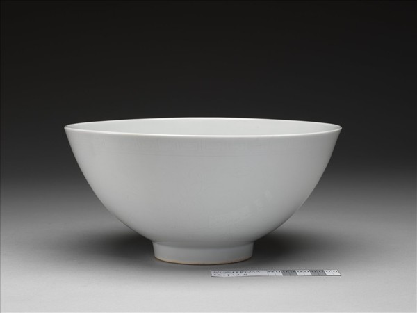 白瓷劃花花卉紋碗