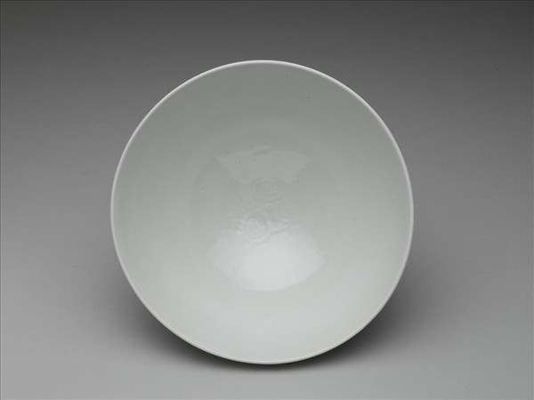 白瓷劃花花卉紋碗