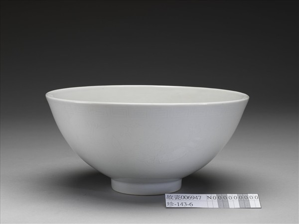 白瓷劃花花卉紋碗