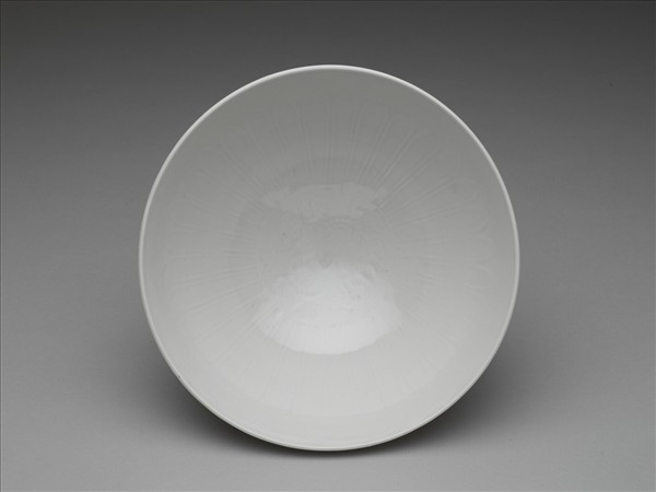 白瓷劃花花卉紋碗