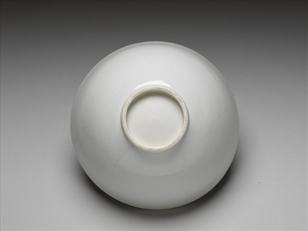 白瓷劃花花卉紋碗