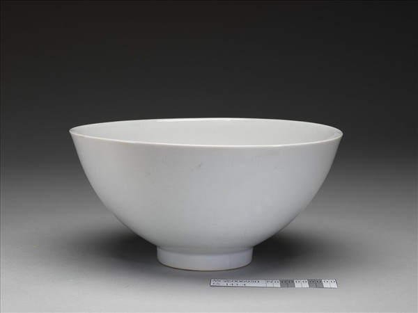 白瓷劃花花卉紋碗