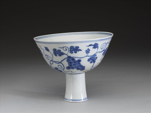 青花葡萄紋高足碗